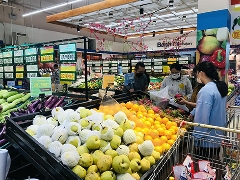 Khách hàng mua sắm tại siêu thị Co.opmart Nha Trang