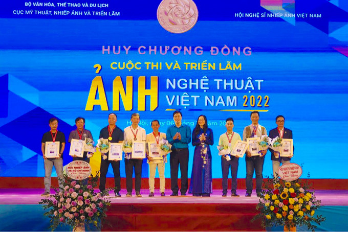 Tác giả Phạm Quốc Hưng (bìa trái) nhận giải thưởng  tại lễ trao giải cuộc thi. Ảnh do nhân vật cung cấp.