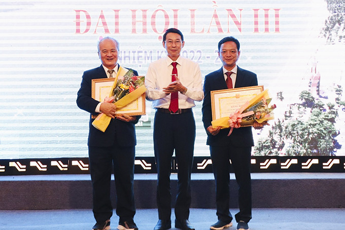 Ông Đinh Văn Thiệu trao bằng khen cho Câu lạc bộ Vịnh đẹp Nha Trang và ông Bùi Mau.
