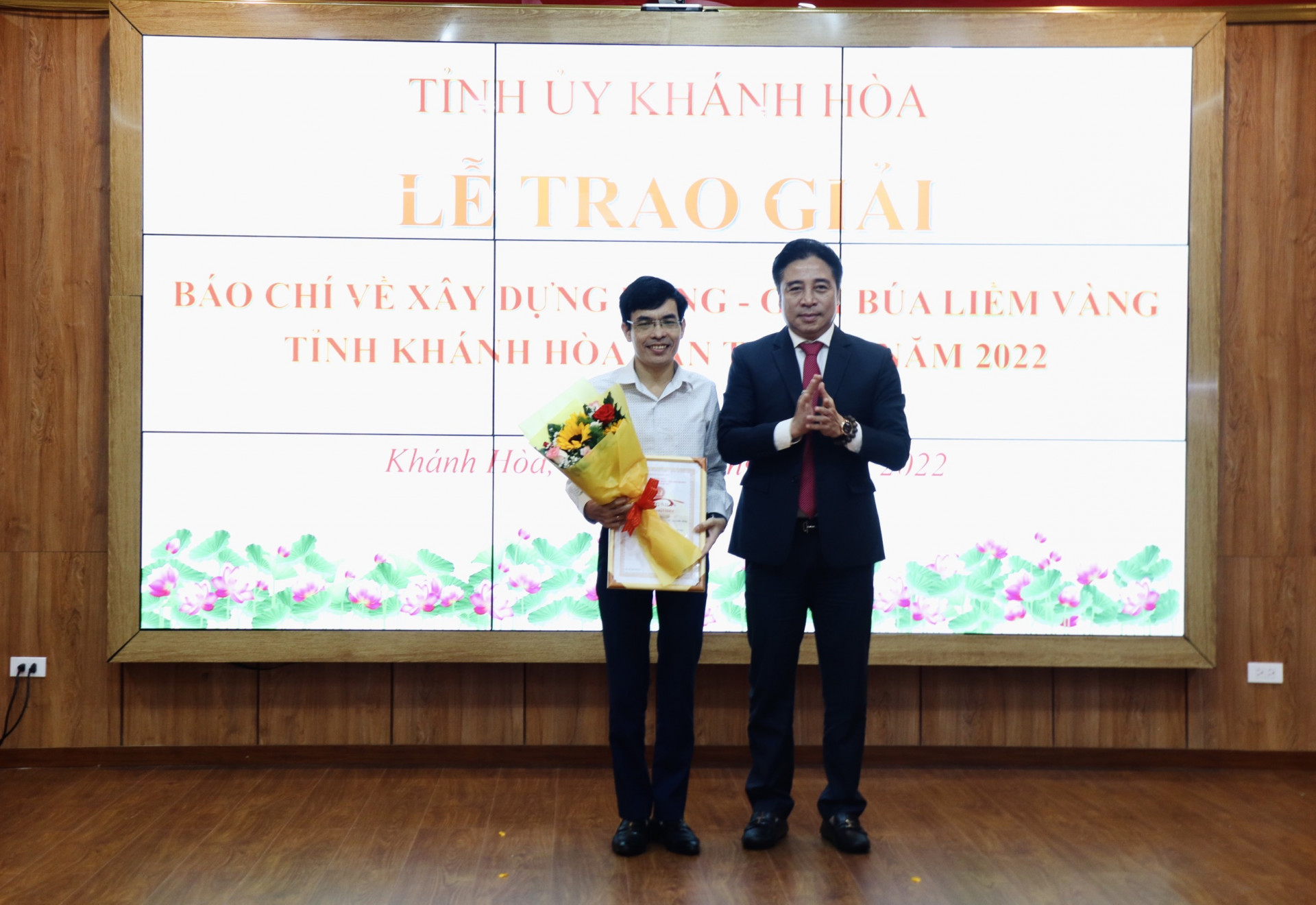 Phó Bí thư thường trực Tỉnh ủy Nguyễn Khắc Toàn trao giải A cho đại diện nhóm tác giả đạt giải A