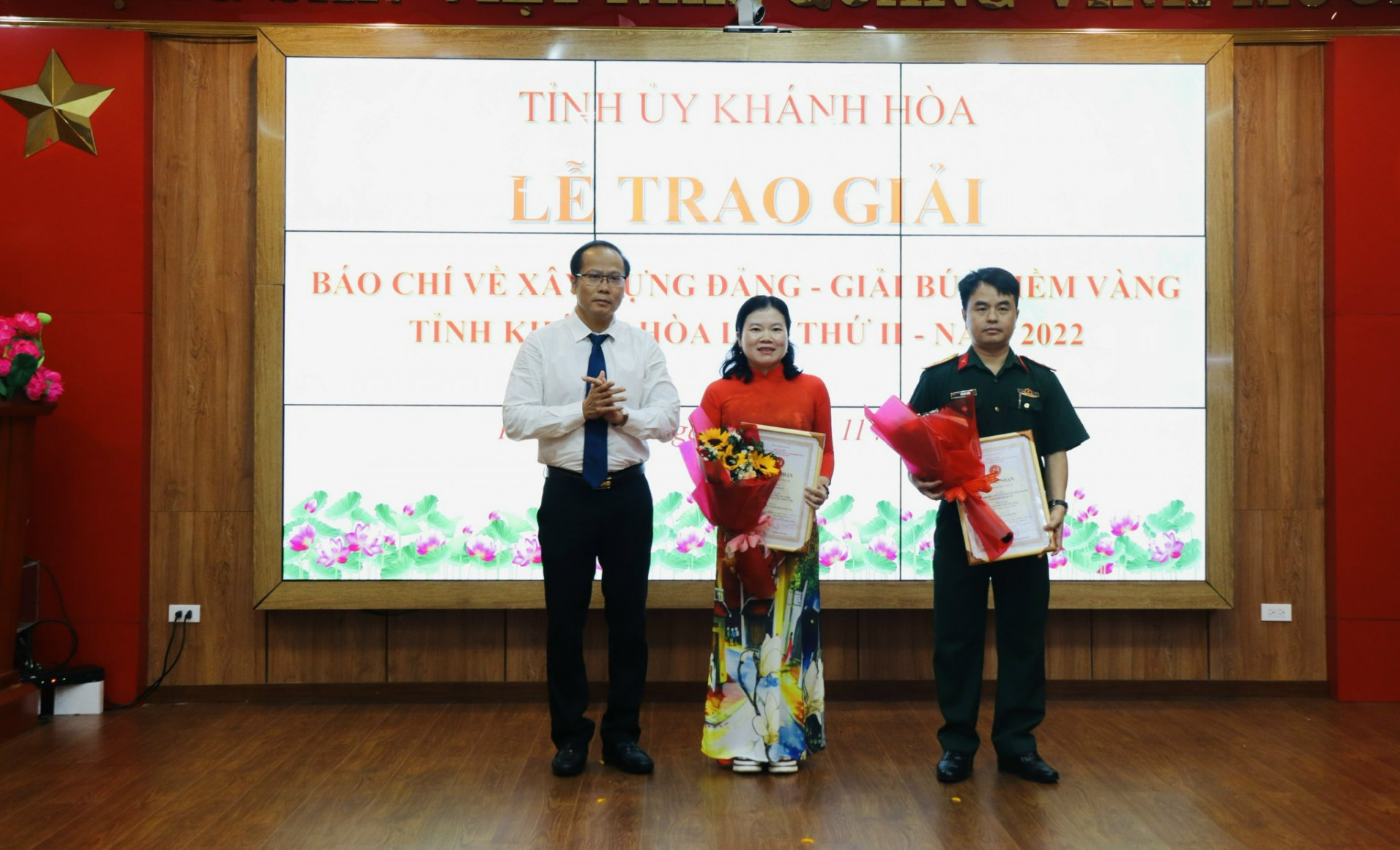 Ông Nguyễn Khắc Hà - Trưởng Ban Tổ chức Tỉnh ủy trao giải cho đại diện 2 nhóm tác giả đạt giải B