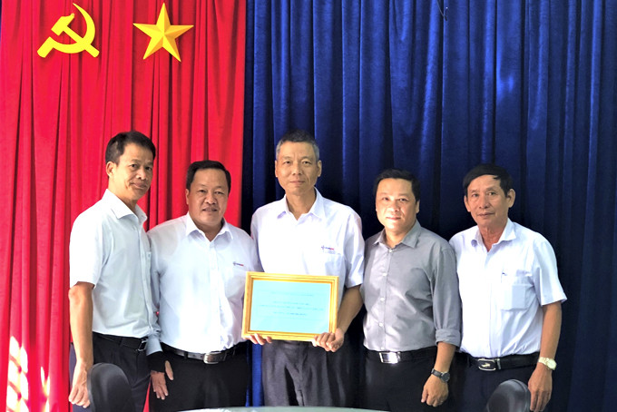 Công đoàn PC Khánh Hòa trao tiền hỗ trợ cho đoàn viên Nguyễn Xuân Thuận.