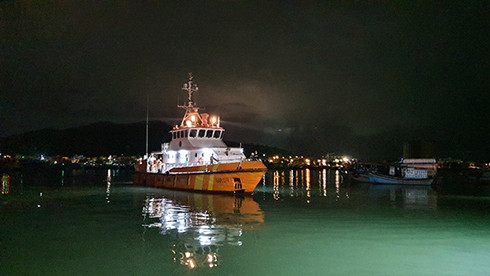 Tàu cứu nạn SAR 272 di chuyển vào cảng của Nha Trang MRCC