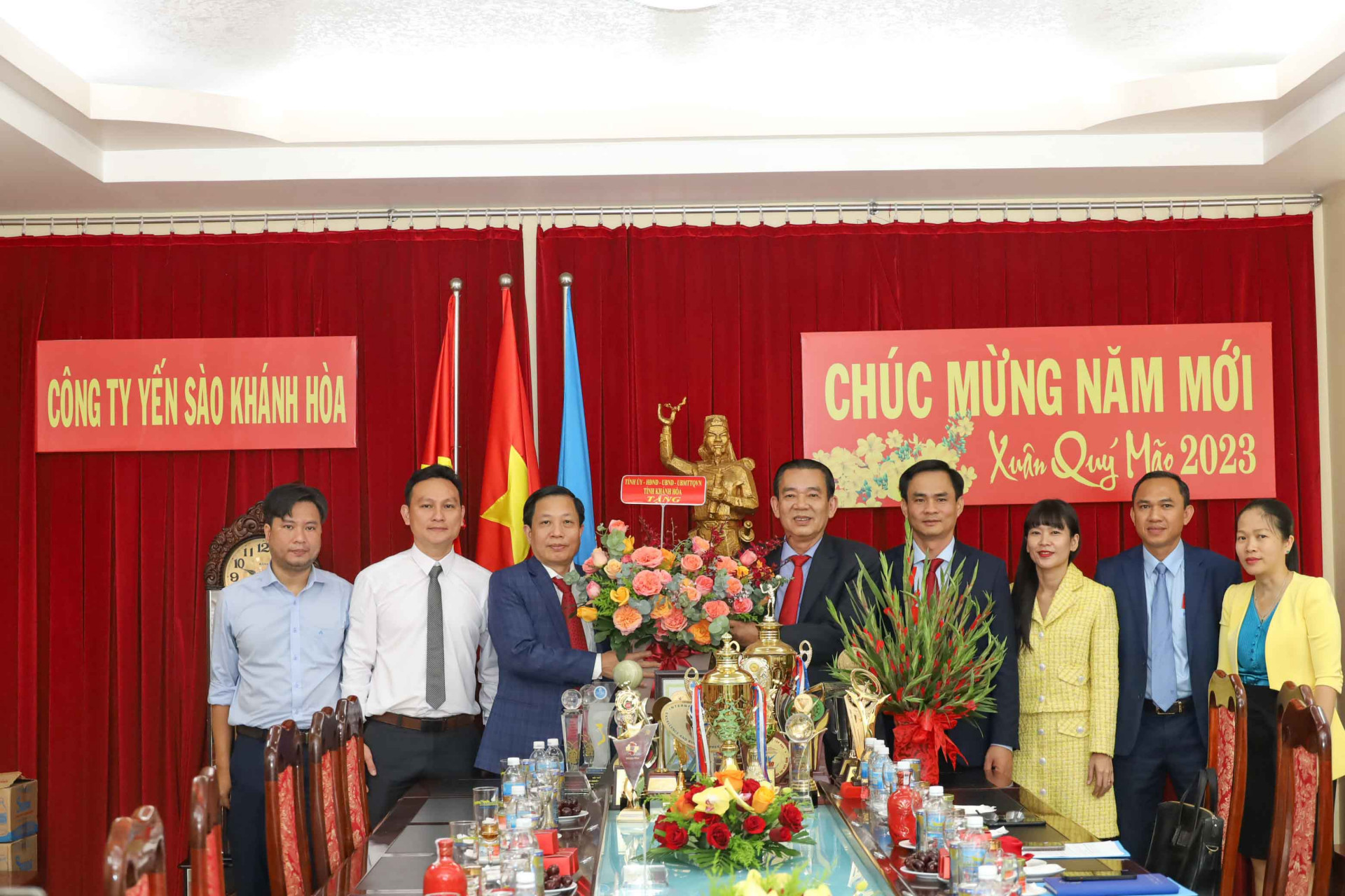 Ông Hà Quốc Trị tặng hoa chúc mừng lãnh đạo Công ty TNHH Nhà nước Một thành viên Yến sào Khánh Hòa. 