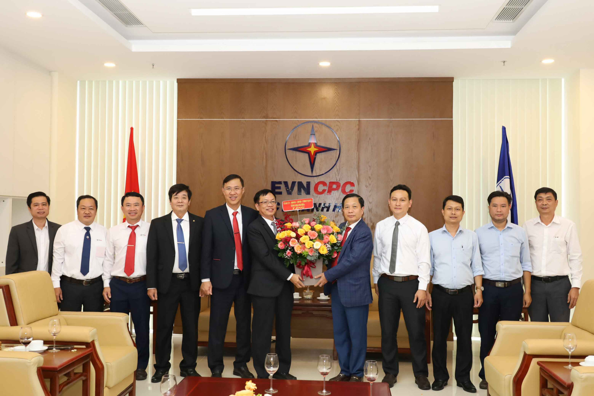 Ông Hà Quốc Trị tặng hoa chúc mừng lãnh đạo Công ty cổ phần Điện lực Khánh Hòa. .