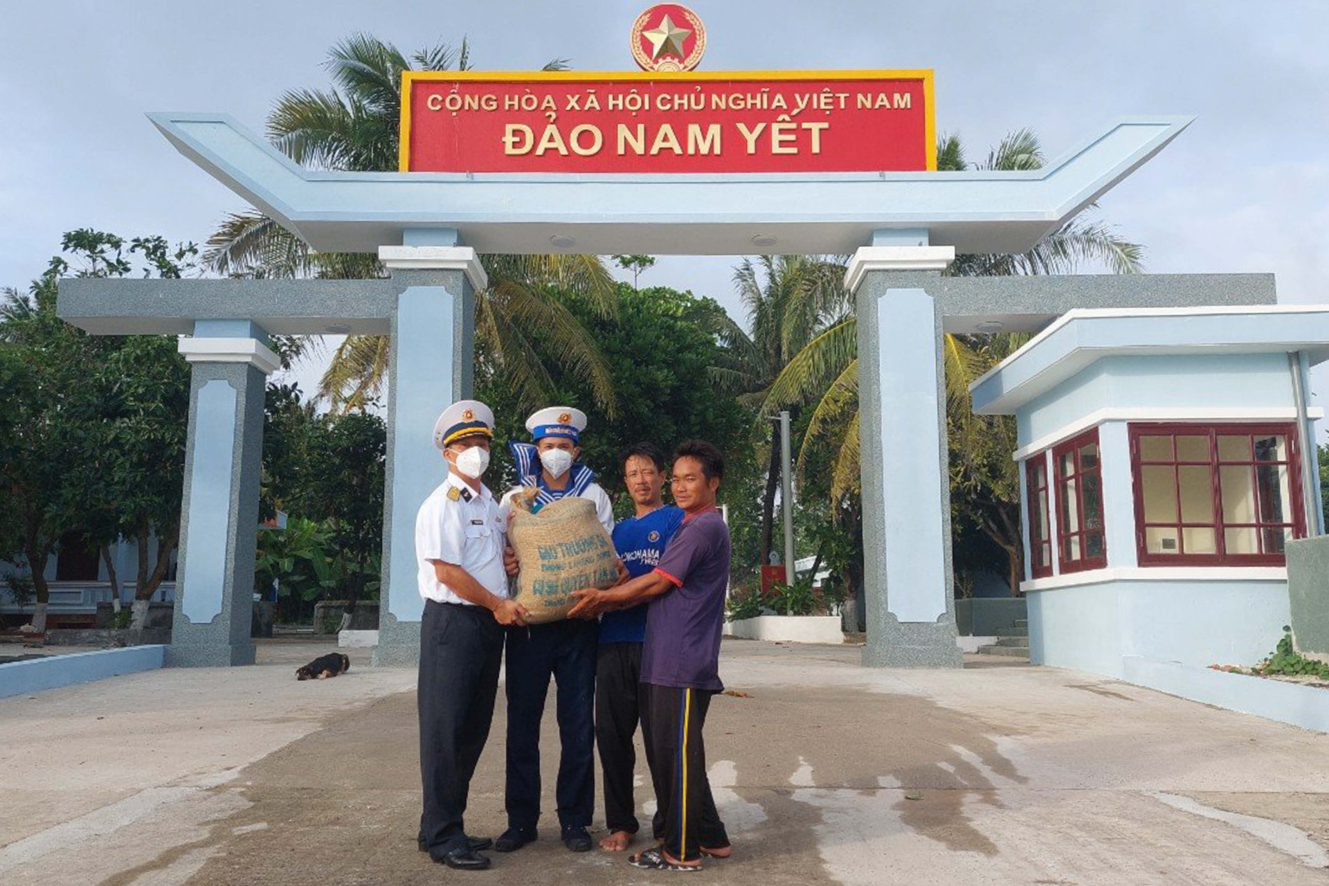 Cán bộ, chiến sĩ đảo Nam Yết tặng quà hỗ trợ ngư dân trên tàu cá QNg 94848 TS