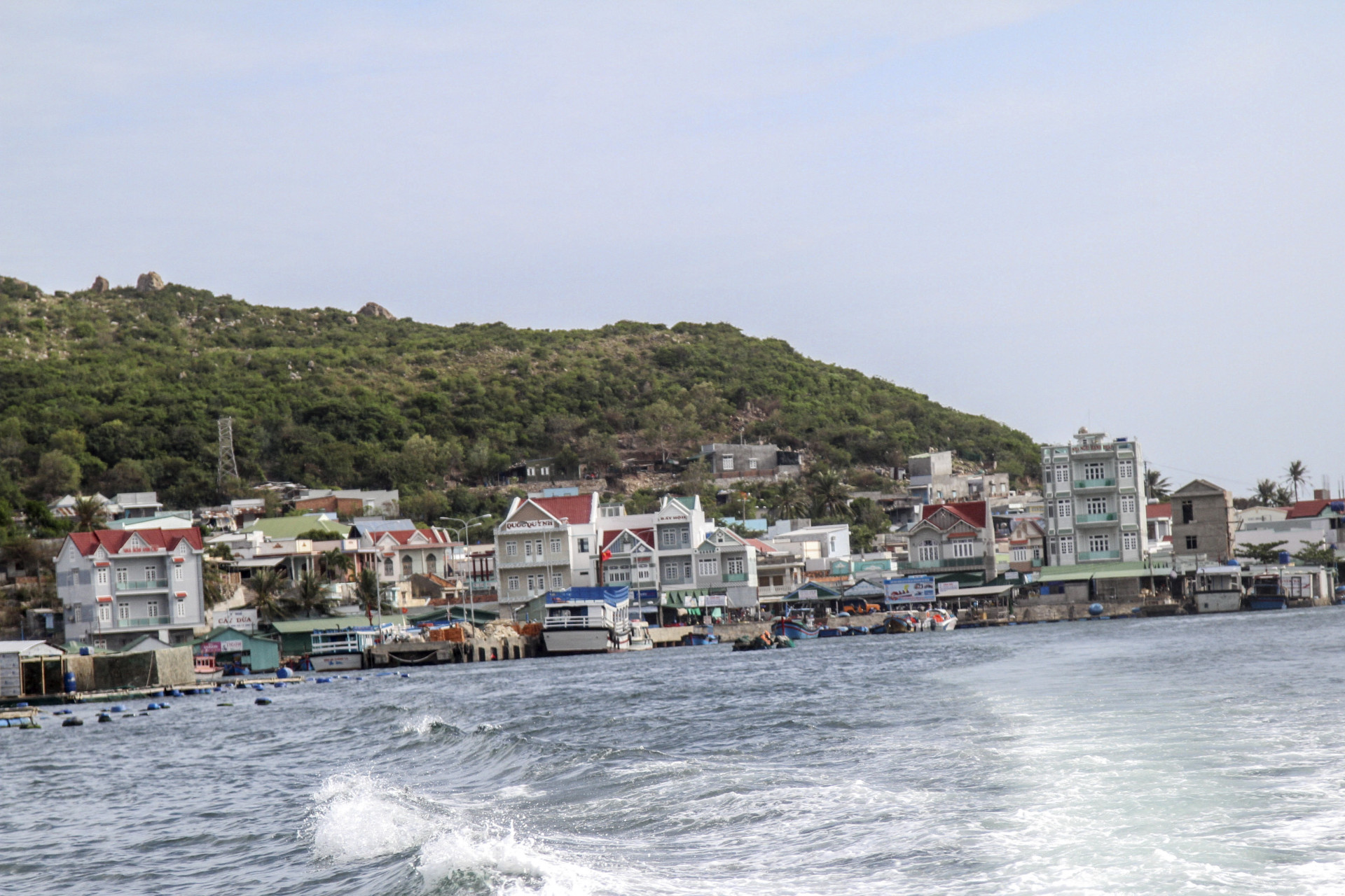 Một góc đảo Bình Ba  nhìn từ biển vào  với những ngôi nhà khang trang  nằm san sát nhau.