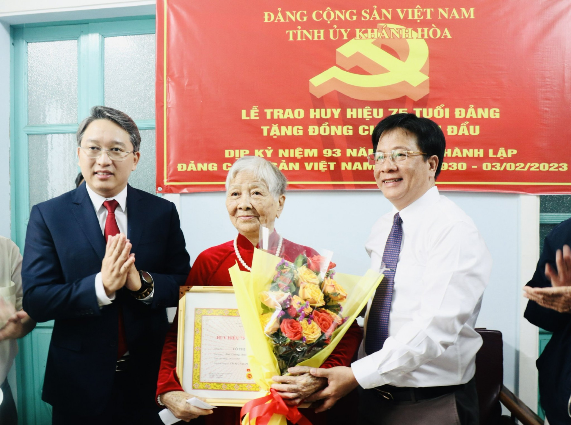 Bí thư Tỉnh ủy Nguyễn Hải Ninh trao Huy hiệu 75 năm tuổi Đảng cho bà Võ Thị Đẩu