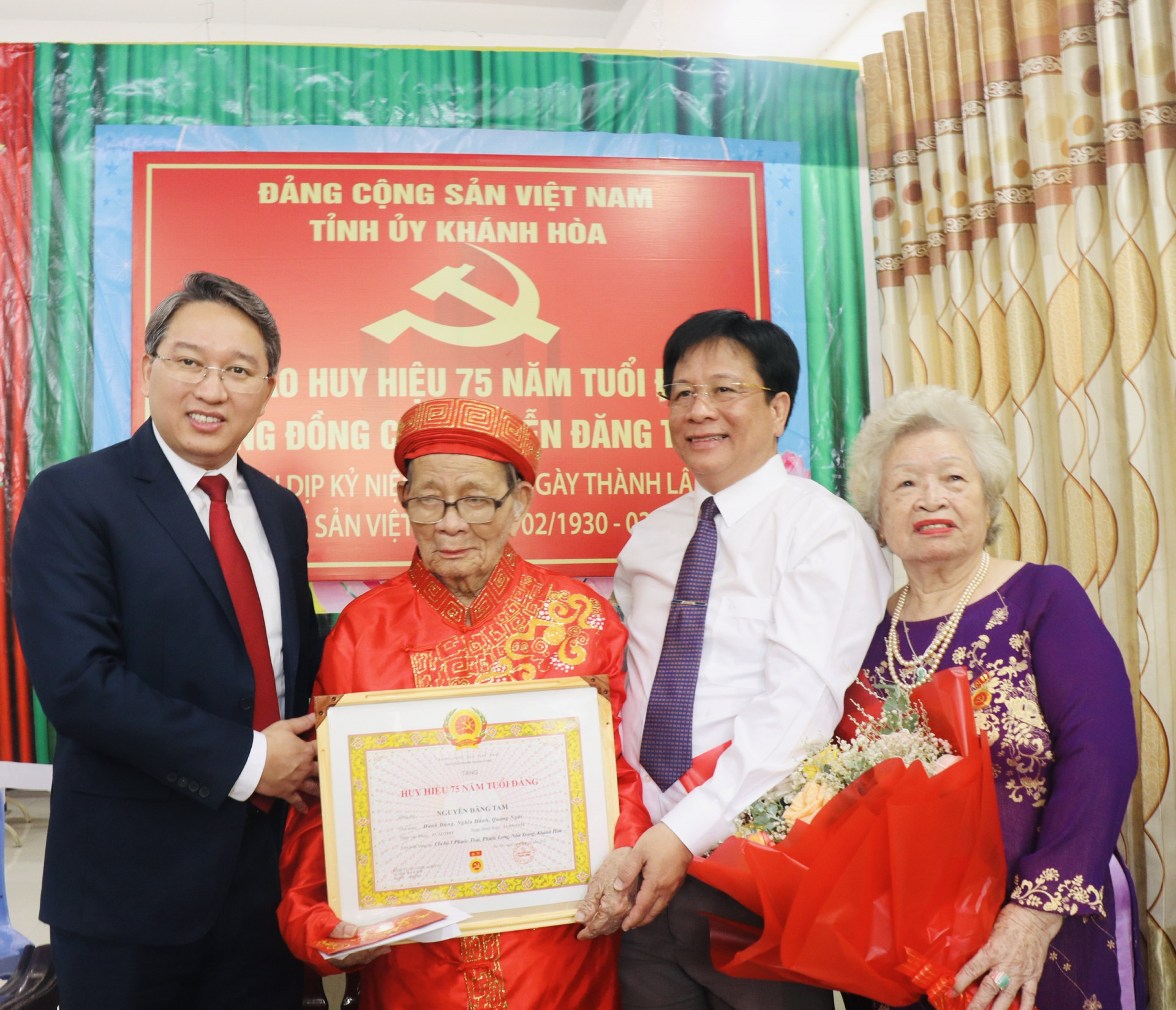 Bí thư Tỉnh ủy Nguyễn Hải Ninh trao Huy hiệu 75 năm tuổi Đảng cho ông Nguyễn Đăng Tam
