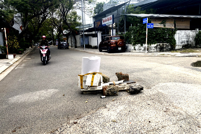 Gần 1 tháng nay, ở giữa ngã 3 đường Phùng Hưng và Dương Quảng Hàm (phường Phước Long, TP. Nha Trang) có một nắp hố ga bằng sắt đã bị kẻ gian lấy trộm, để lộ hố sâu giữa đường, rất nguy hiểm cho người và phương tiện qua lại. 