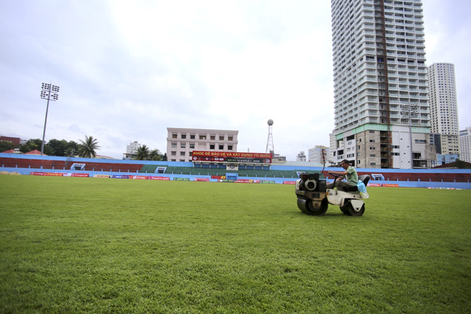 Nhân viên Trung tâm Dịch vụ thi đấu thể thao tỉnh lu mặt sân cỏ chuẩn bị cho trận đấu mở màn  của Khánh Hòa FC tại V.League 1 (ảnh chụp sáng 2-2).