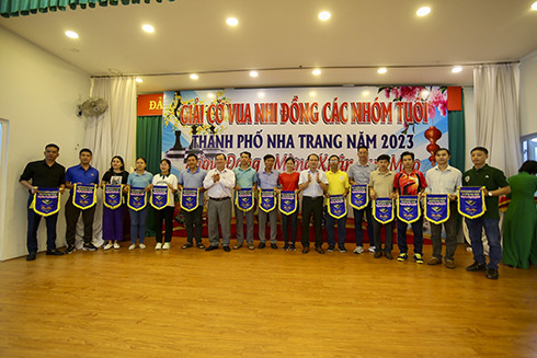 Ban tổ chức tặng cờ lưu niệm cho đại diện các đơn vị tham gia giải.