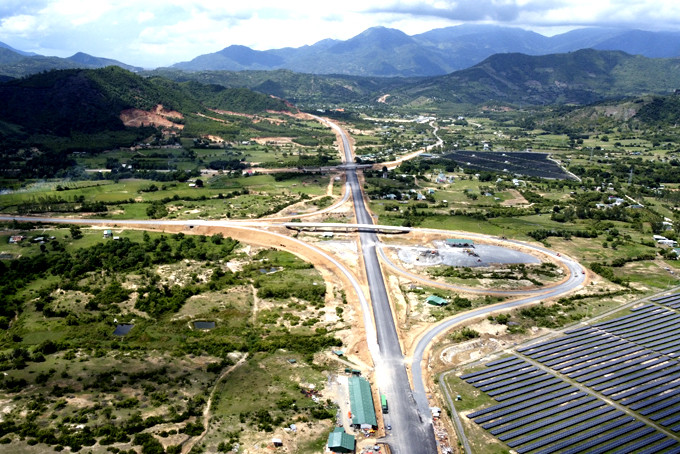 Tuyến đường bộ cao tốc Nha Trang - Cam Lâm đang được thi công.