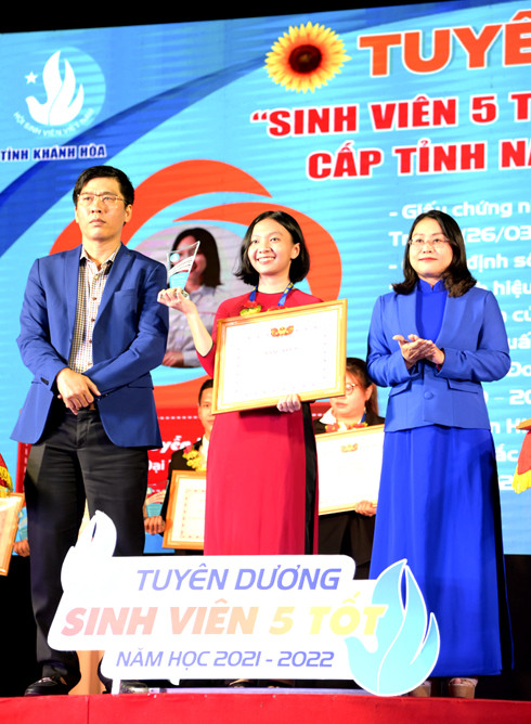 Phan Nguyễn Hoài Nhã được  Hội Sinh viên Việt Nam tỉnh tuyên dương Sinh viên 5 tốt năm học 2021 - 2022.