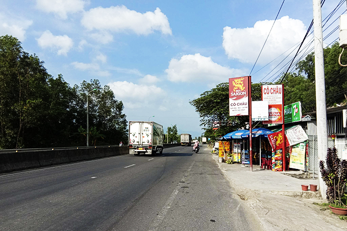 Buôn bán chiếm hành lang quốc lộ