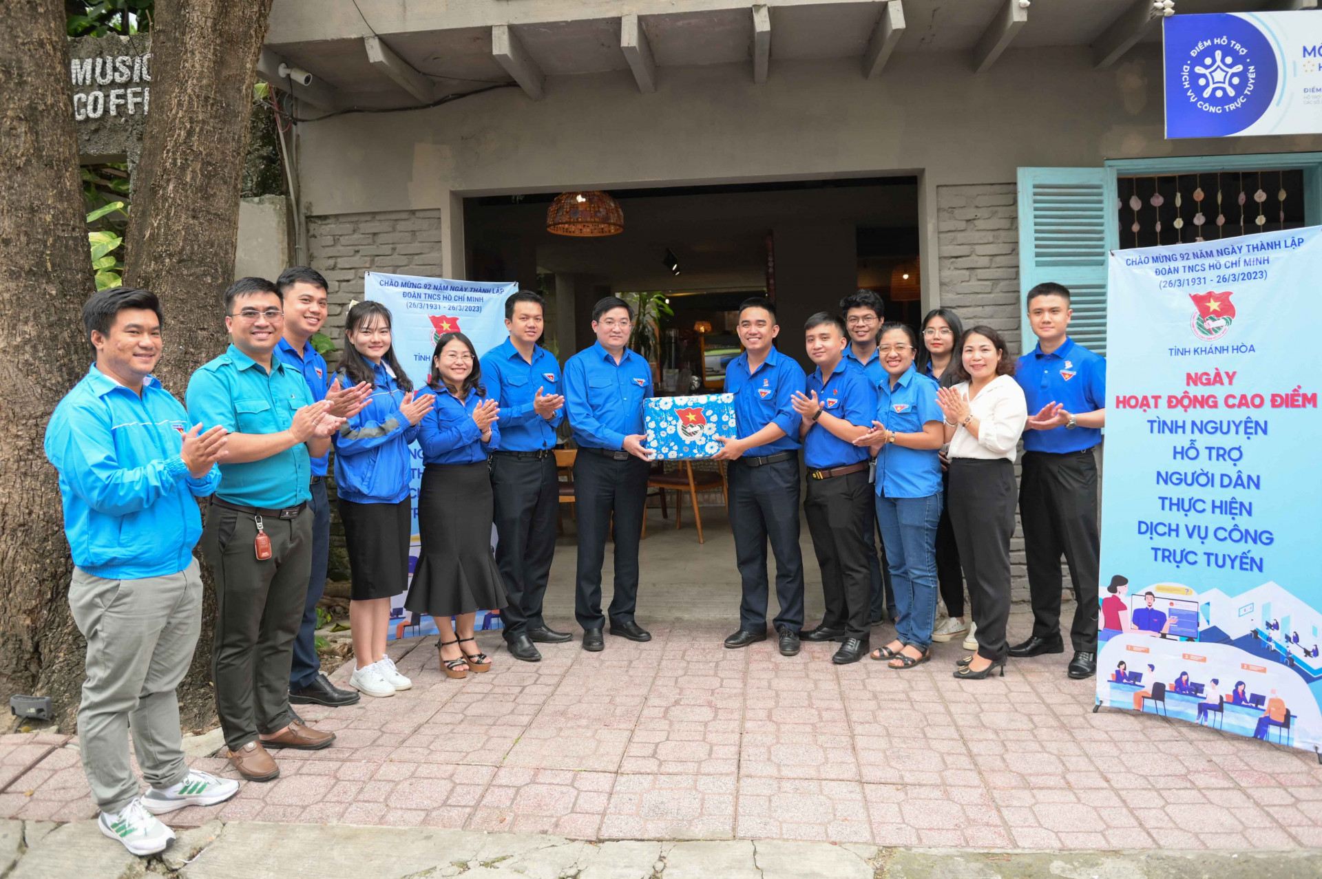 Sau lễ khởi công, các đại biểu đến thăm, tặng quà động viên các tình nguyện viên tại điểm tình nguyện triển khai “Ngày hoạt động cao điểm tình nguyện hỗ trợ người dân thực hiện dịch vụ công trực tuyến toàn tỉnh” ở đường Đống Đa, TP. Nha Trang