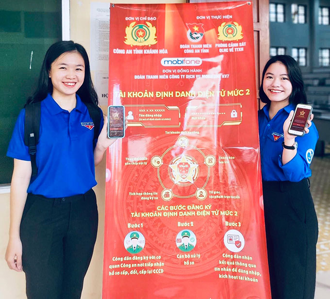 Hồng Ngọc (bìa phải) tham gia tuyên truyền, hướng dẫn cài đặt ứng dụng quản lý dữ liệu quốc gia về dân cư trên điện thoại (VneID) cho sinh viên Trường Đại học Khánh Hòa.