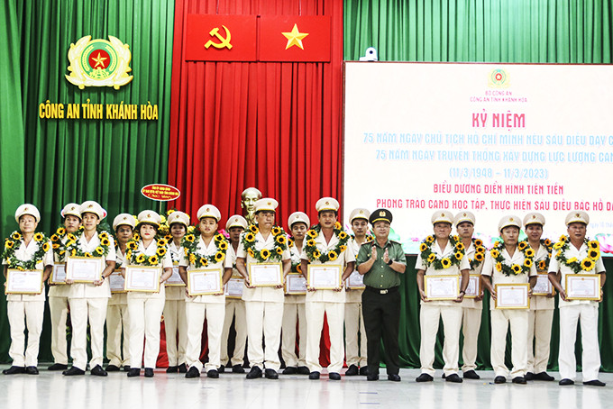 Kỷ niệm 75 năm Ngày Chủ tịch Hồ Chí Minh nêu 6 điều dạy Công an nhân dân, Công an xã Cam An Nam  cùng các tập thể xuất sắc được Giám đốc Công an tỉnh tặng giấy khen.