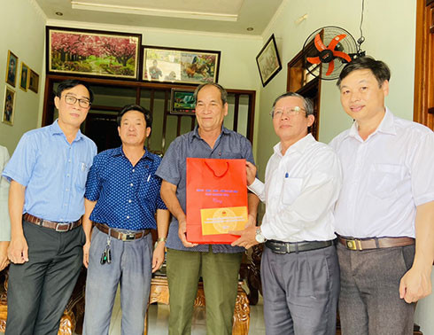  Ông Trần Ngọc Thanh thăm, tặng quà gia đình ông Cao A Sang.