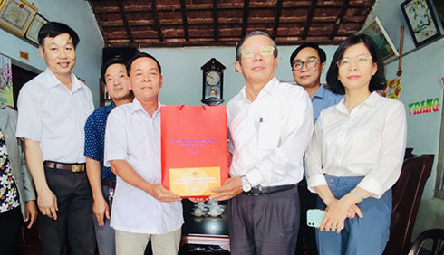 Ông Trần Ngọc Thanh tăm, tặng quà cho gia đình ông Lương Văn Cang