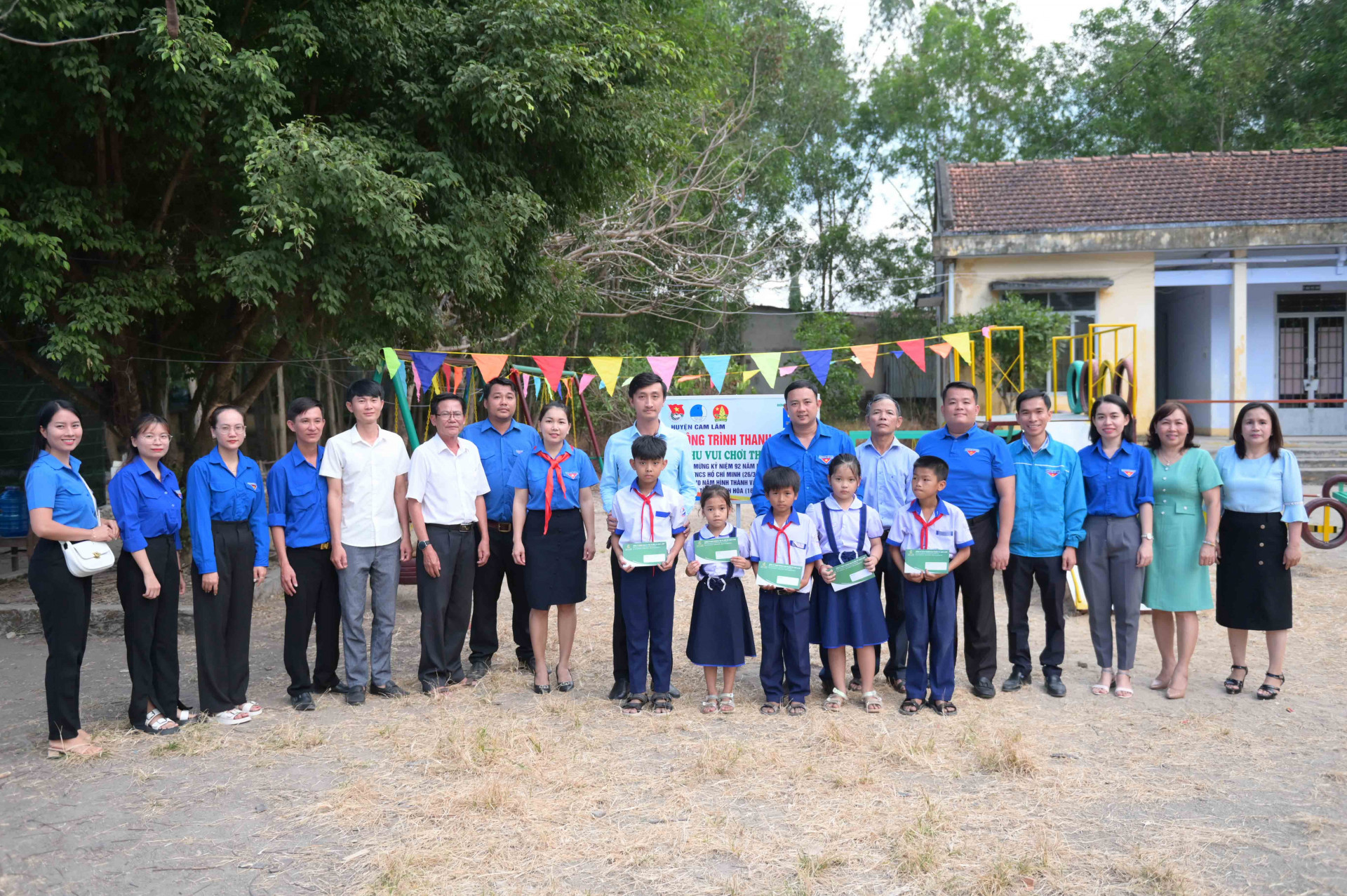 Câu lạc bộ Doanh nhân trẻ huyện Cam Lâm trao 5 suất quà cho học sinh nghèo hiếu học của địa phương