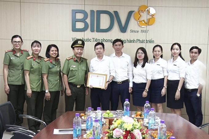 Đại diện Công an tỉnh trao giấy khen cho tập thể Ngân hàng TMCP Đầu tư và phát triển Chi nhánh Nha Trang. 