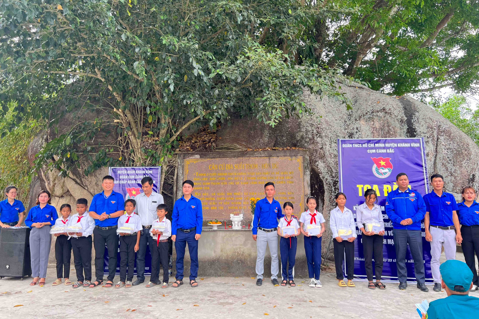 Cụm các cơ sở đoàn cánh Bắc huyện Khánh Vĩnh trao quà hỗ trợ học sinh khó khăn