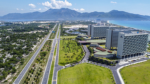 Dọc đại lộ Nguyễn Tất Thành đang hình thành nên khu đô thị với những resort nghỉ dưỡng cao cấp.