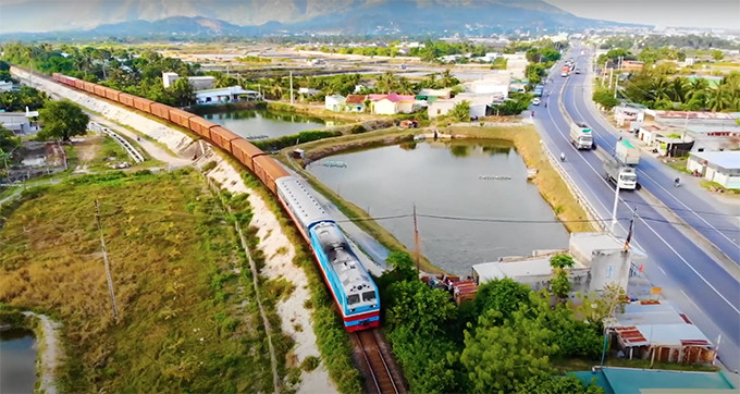 Đường sắt Bắc - Nam chạy song song với Quốc lộ 1, đoạn qua TP. Cam Ranh.
