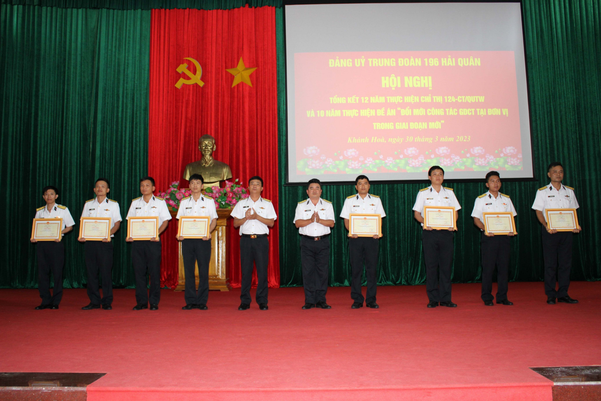 Thủ trưởng trung đoàn trao giải cho các thí sinh xuất sắc tại hội thi cán bộ giảng dạy chính trị giỏi