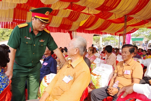 Đại tá Trịnh Việt Thành thăm hỏi người dân huyện Thala Barivat.