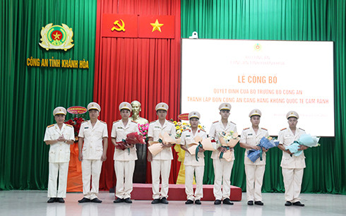 Lãnh đạo Công an TP. Cam Ranh tặng hoa chúc mừng cán bộ, chiến sĩ Đồn Công an Cảng hàng không quốc tế Cam Ranh