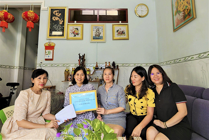 Trao tiền hỗ trợ cho bà Trần Thị Hồng Cẩm.