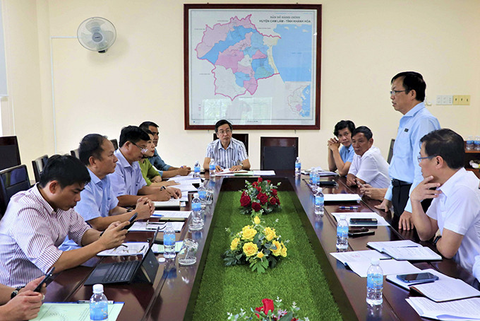 Làm việc với lãnh đạo huyện Cam Lâm.