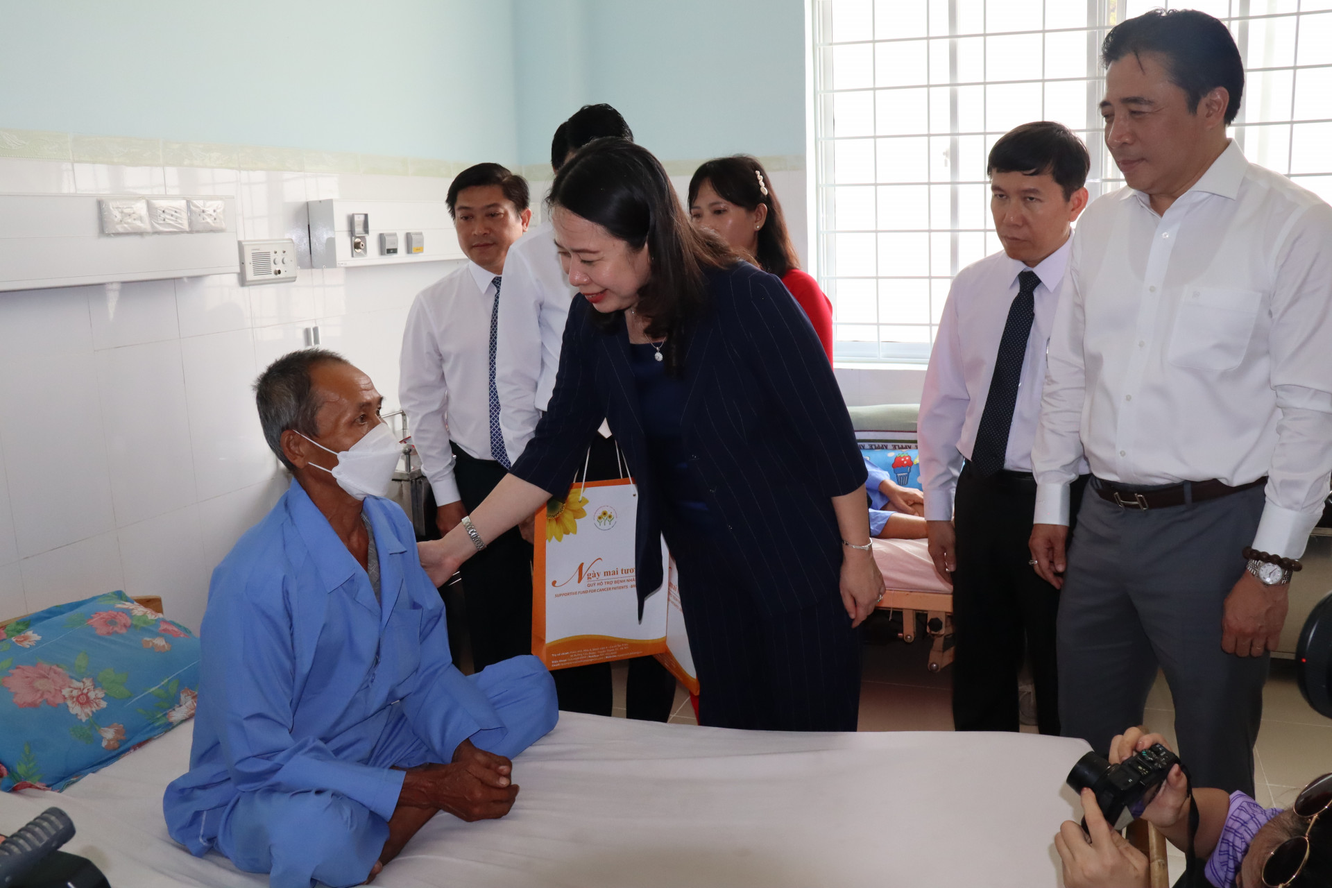 Phó Chủ tịch nước cùng lãnh đạo tỉnh đến thăm các bệnh nhân đang điều trị tại Bệnh viên Ung bướu tỉnh Khánh Hòa 