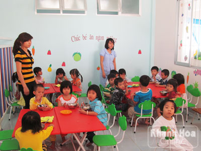 Giờ ăn của các cháu ở trường mầm non Khu tái định cư Hòn Xện.