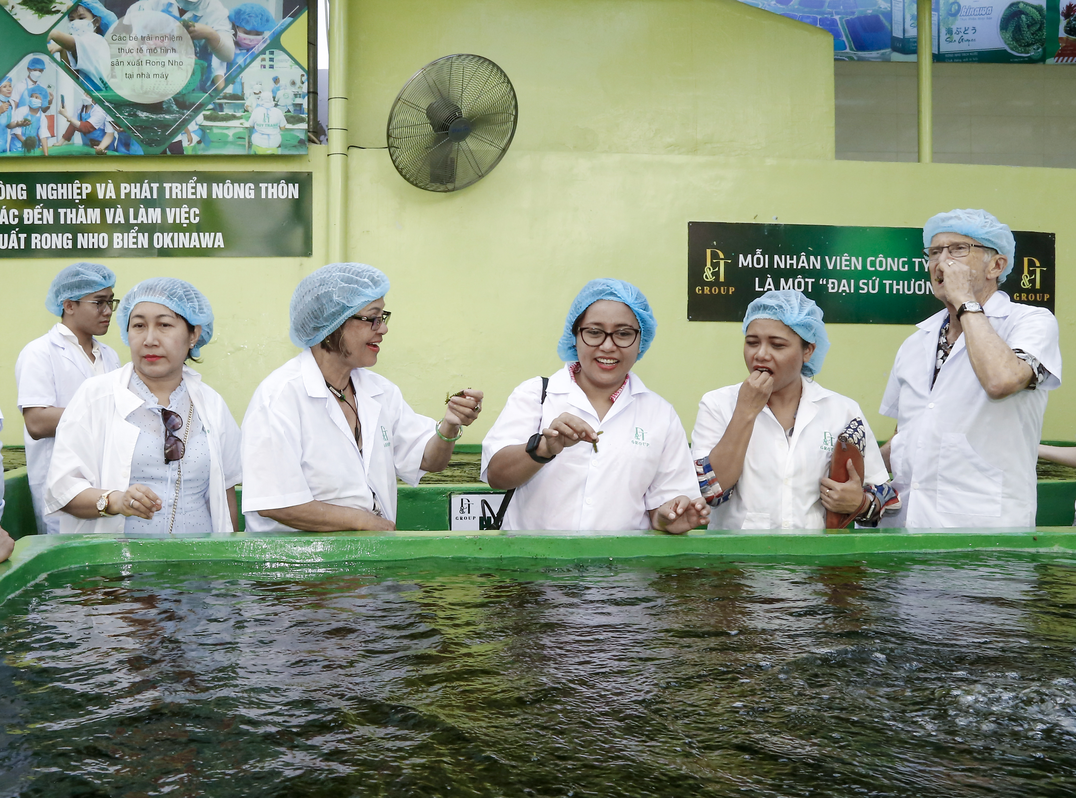 Đại biểu quốc tế tìm hiểu cơ hội hợp tác với DT Group