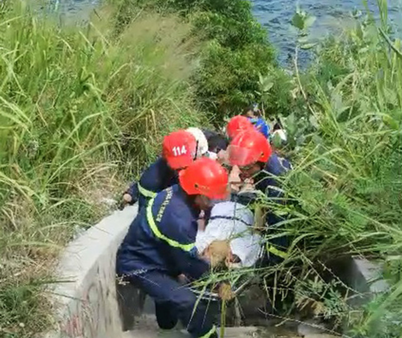 Cứu người đàn ông bị ngã xuống vực ở đường Phạm Văn Đồng