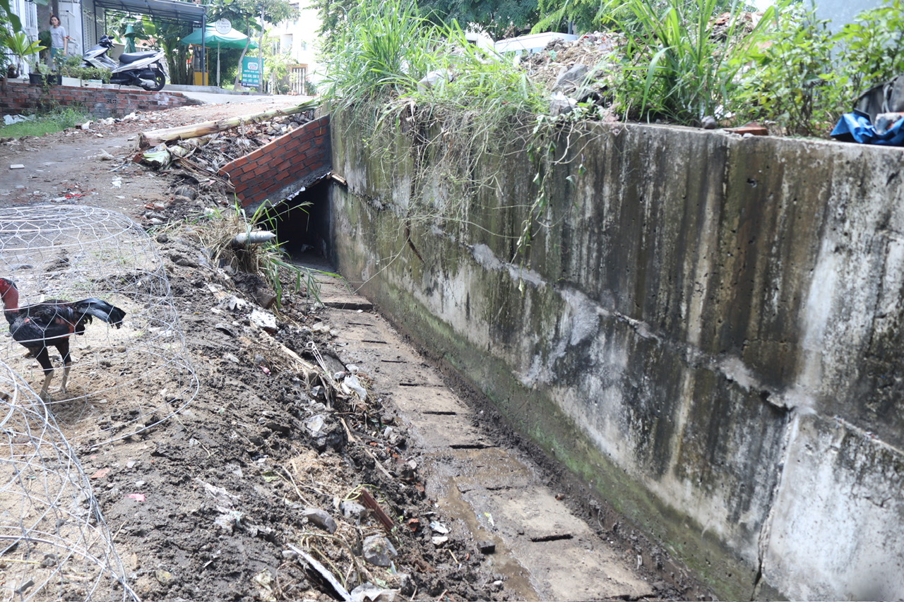 Việc đắp đường ảnh hưởng hệ thống thoát nước hẻm Hương Điền (phường Phước Hải): Đã nạo vét, khơi thông dòng chảy