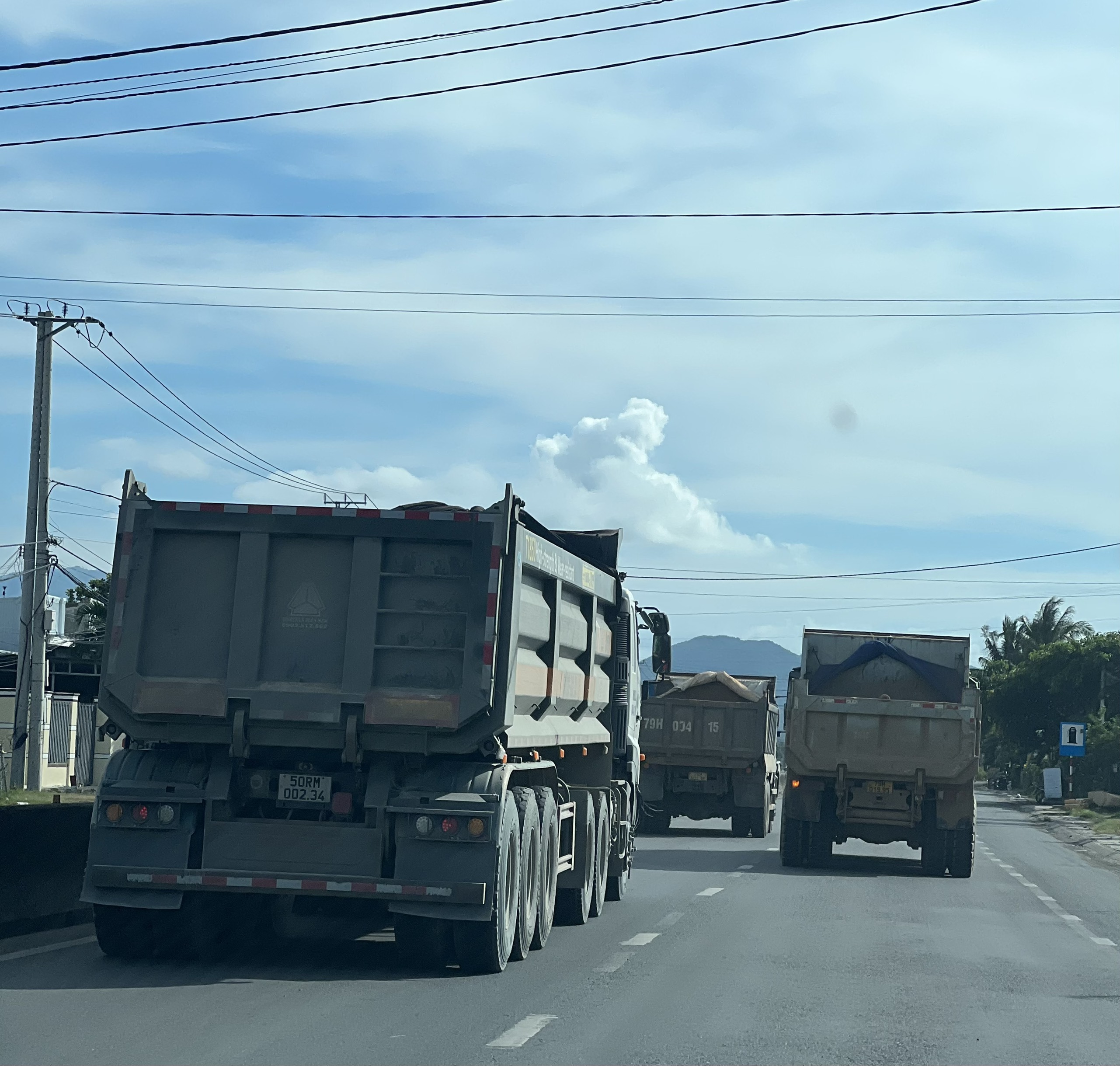 Xe tải chạy dàn hàng ngang