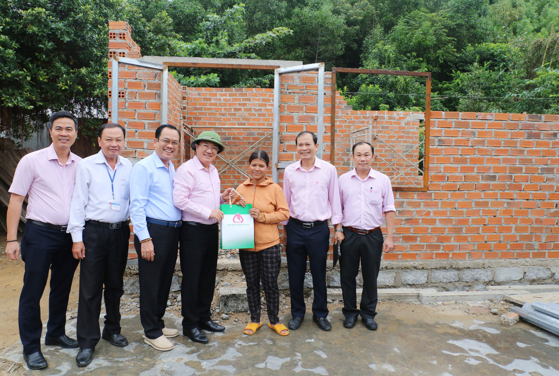 Tổng Giám đốc Ngân hàng Chính sách xã hội Dương Quyết Thắng tặng quà cho một hộ vay vốn ở xã Giang Ly, huyện Khánh Vĩnh.