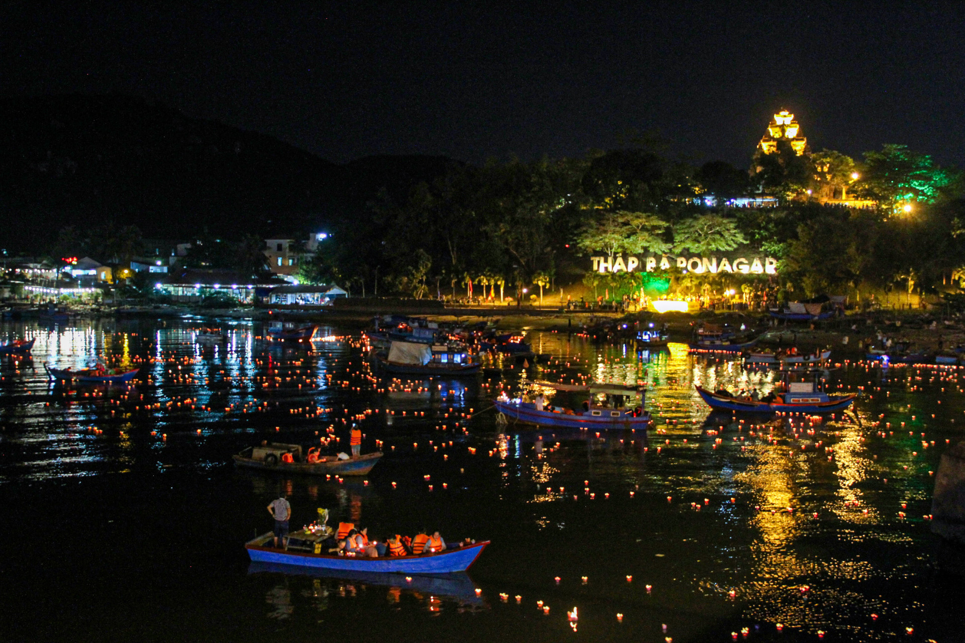 Cảnh thả hoa đăng trên sông Cái trong lễ hội Tháp Bà Ponagar.