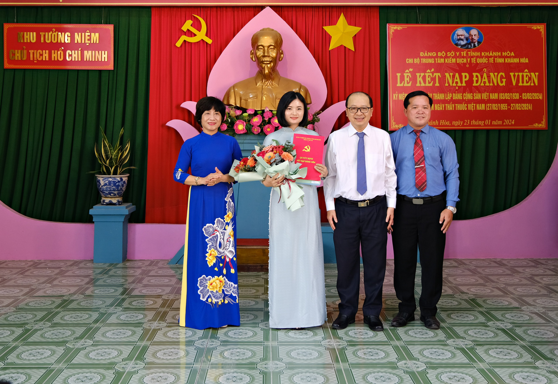 Chi bộ Trung tâm Kiểm dịch y tế quốc tế tỉnh tổ chức lễ kết nạp đảng viên mới tại Khu tưởng niệm Chủ tịch Hồ Chí Minh (xã Phước Đồng, TP. Nha Trang). Ảnh: THÀNH AN
