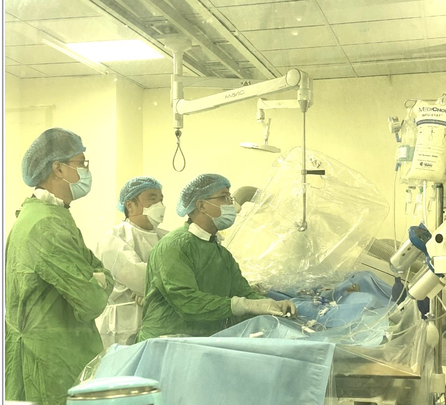 Can thiệp thành công rò động mạch cảnh xoang hang, sau chấn thương sọ não