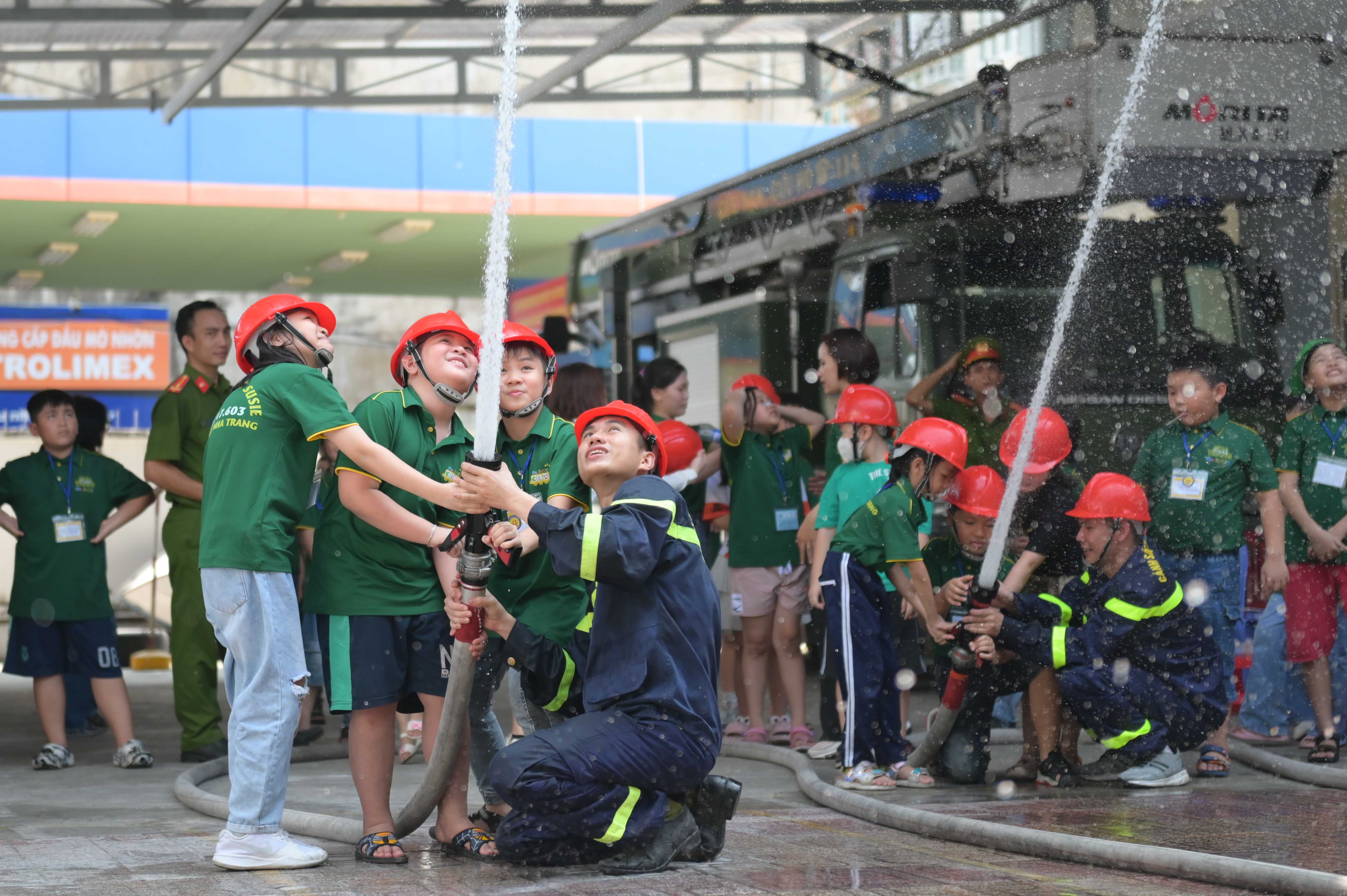Thú vị trại hè phòng cháy chữa cháy