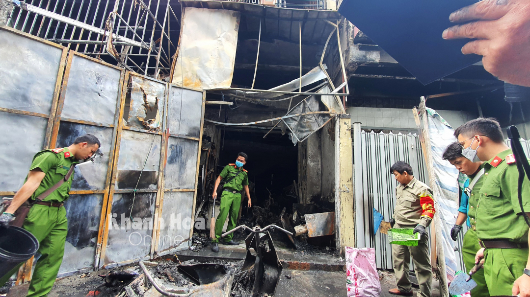 Khám nghiệm hiện trường căn nhà bị hỏa hoạn