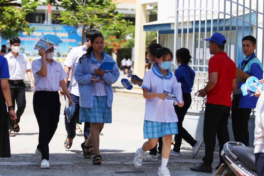 Thí sinh thi tốt nghiệp THPT hoàn thành bài thi tổ hợp