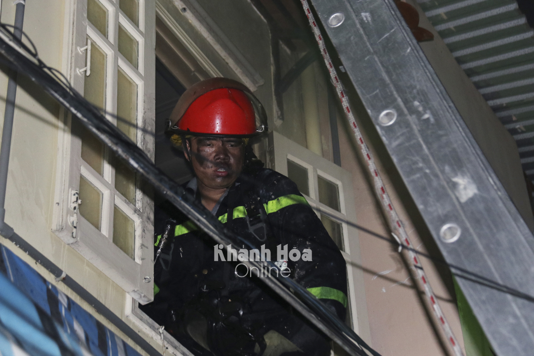 Hình ảnh các chiến sĩ chữa cháy căng mình dập lửa, cứu người