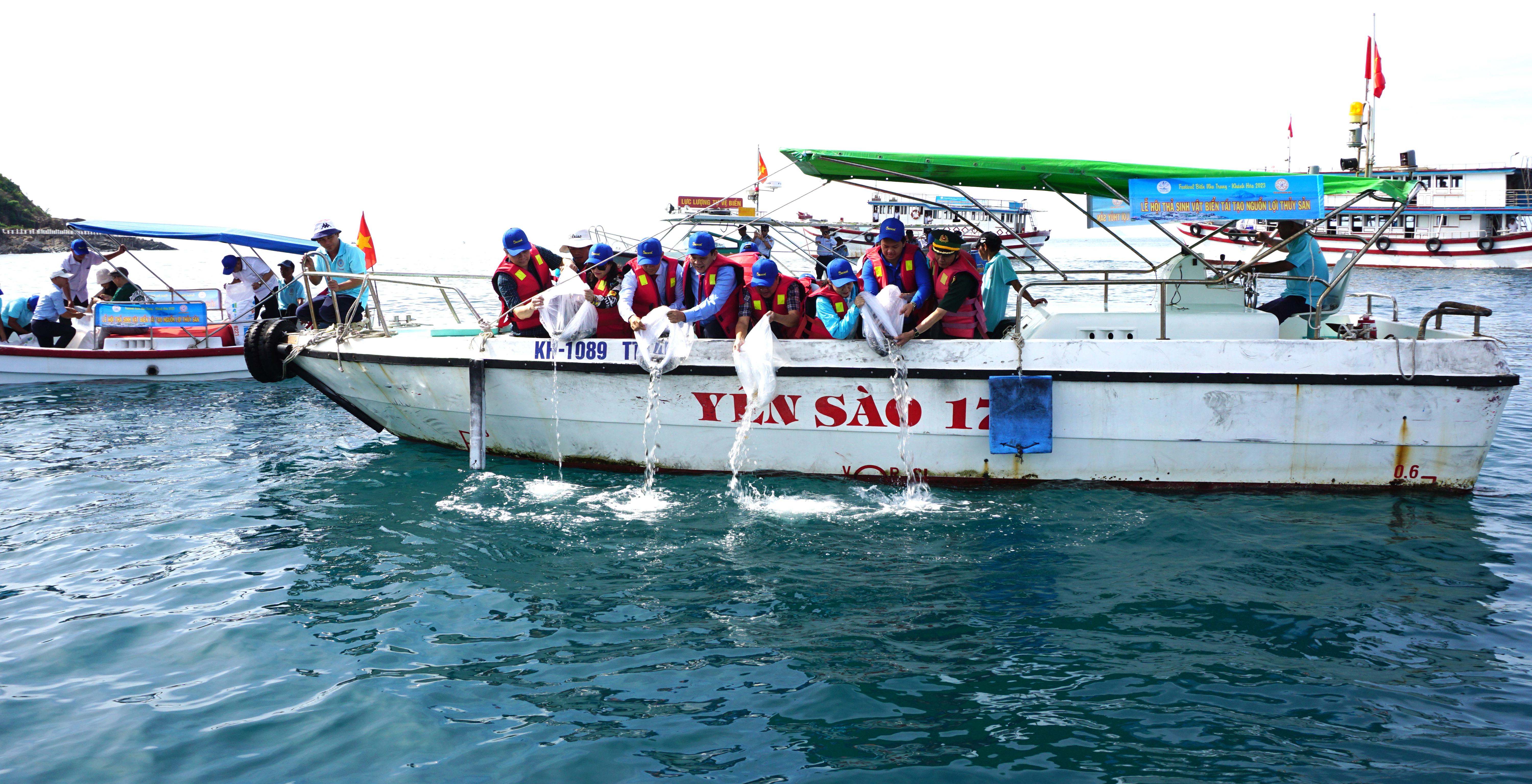 Công ty Yến sào Khánh Hòa thả 10.000 con giống tái tạo nguồn lợi thủy sản