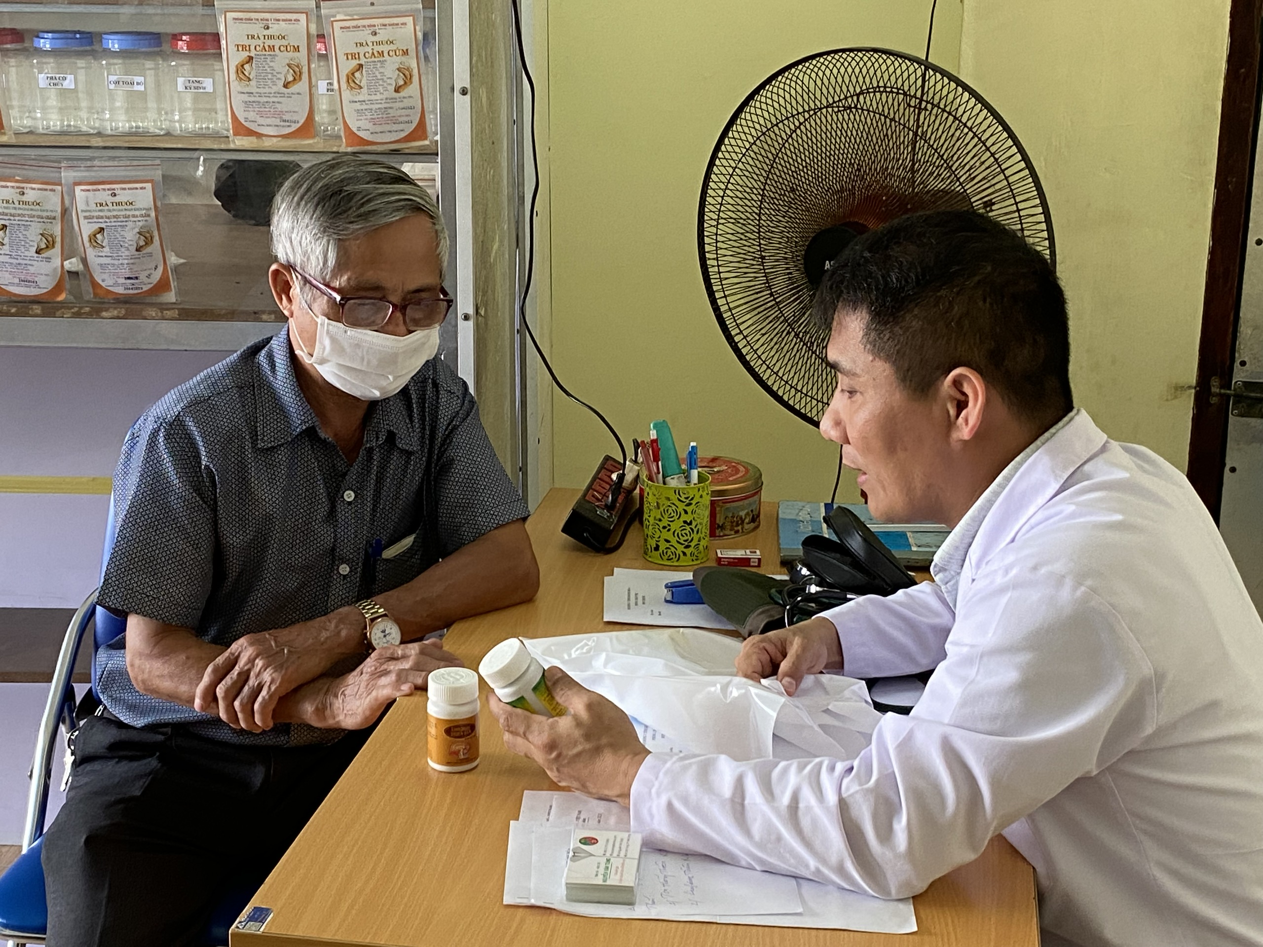 Hội Đông y tỉnh Khánh Hòa khám bệnh từ thiện cho 100 người cao tuổi